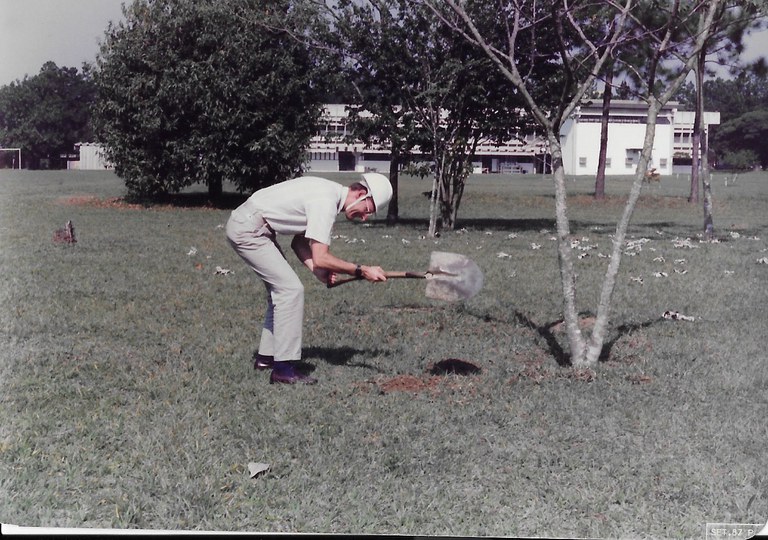 1- Buraco Inaugural do Prédio do Centro de Controle de Satélites aberto na CDR do Segmento Solo -agosto de 1987.jpg