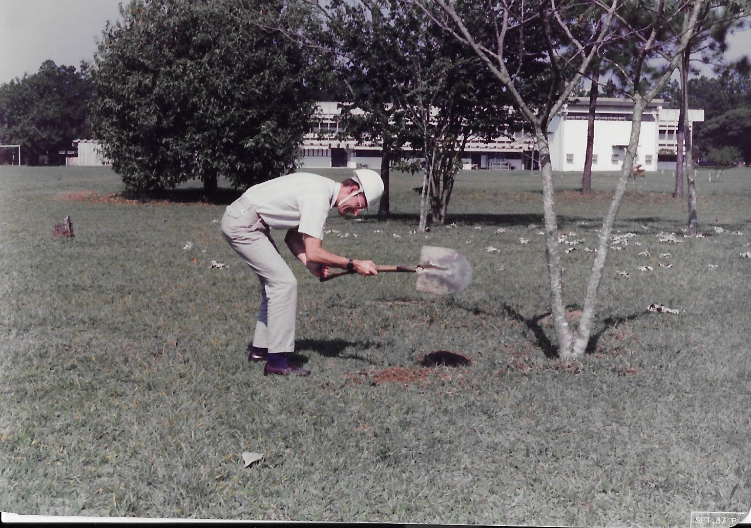 1- Buraco Inaugural do Prédio do Centro de Controle de Satélites aberto na CDR do Segmento Solo -agosto de 1987.jpg