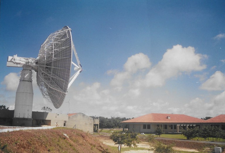 11- Vista da Antena de Alcântara recém montada - final dos anos 80.jpg