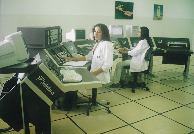 12- Sala de Telemetria da Estação Terrena de Alcântara e Operadores - final dos anos 80.jpg