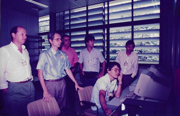 23- Lançamento do SCD-1 - Especialistas de Dinâmica Orbital no CCS apoiando as operações de LEOP do SCD-1.jpg