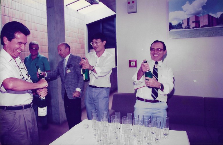 27- Comemoração ao sucesso da injeção e controle em órbita do SCD-1 - hall da sala VIP do CCS - 09 fev 1993.jpg