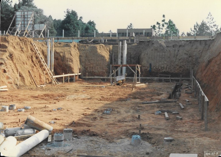 3- Fase de Estaqueamento do Prédio do CCS - agosto de 1987.jpg