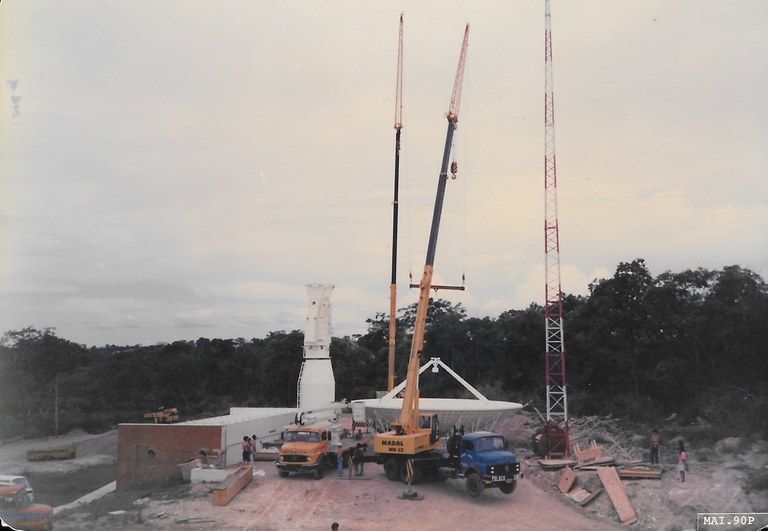 7- Montagem da Antena da Estação Terrena de TT_C de Cuiabá - final dos anos 80.jpg