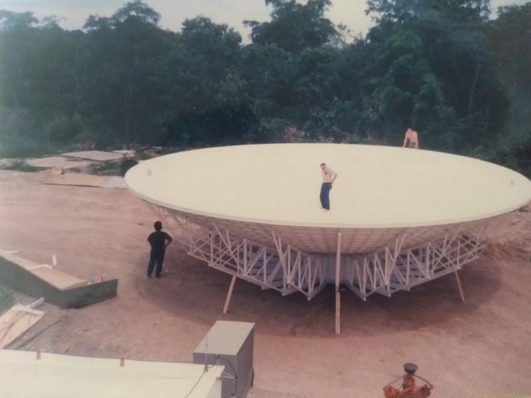 8- Montagem da parábola da antena da Estação Terrena de TT_C de Cuiabá - final dos anos 80.jpg