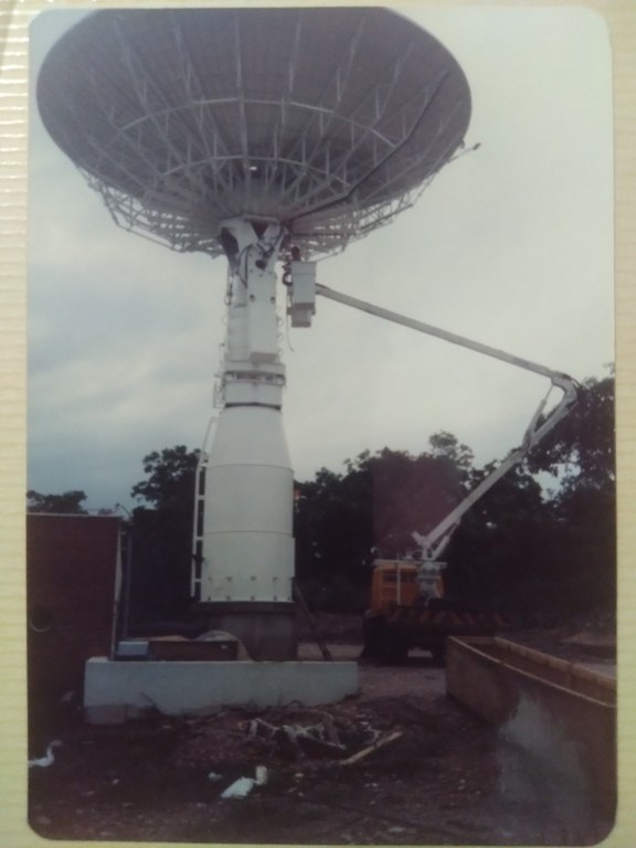 9- Instalação de Cablagens, Pára-raios e Refletores da antena da Estação Terrena de TT_C de Cuiabá - final dos anos 80.jpg