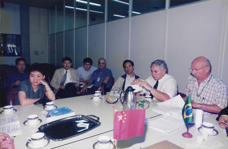 X- Reunião no CCS do INPE de representantes da China e do Brasil sobre a Missão CBERS - início dos anos 2000.jpg
