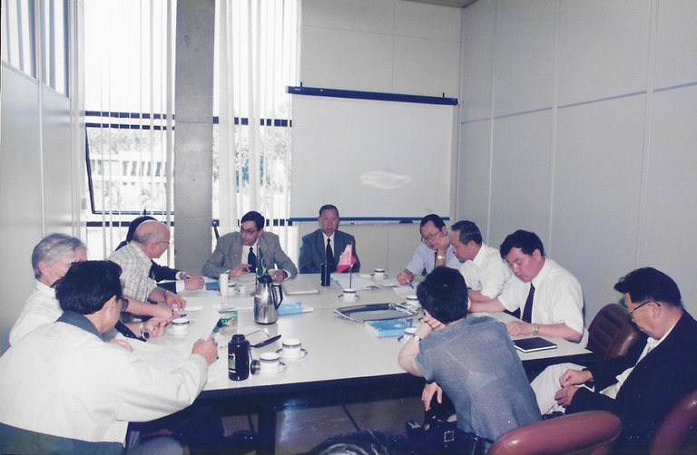 Y- Reunião no CCS do INPE de representantes da China e do Brasil sobre a Missão CBERS - início dos anos 2000.jpg