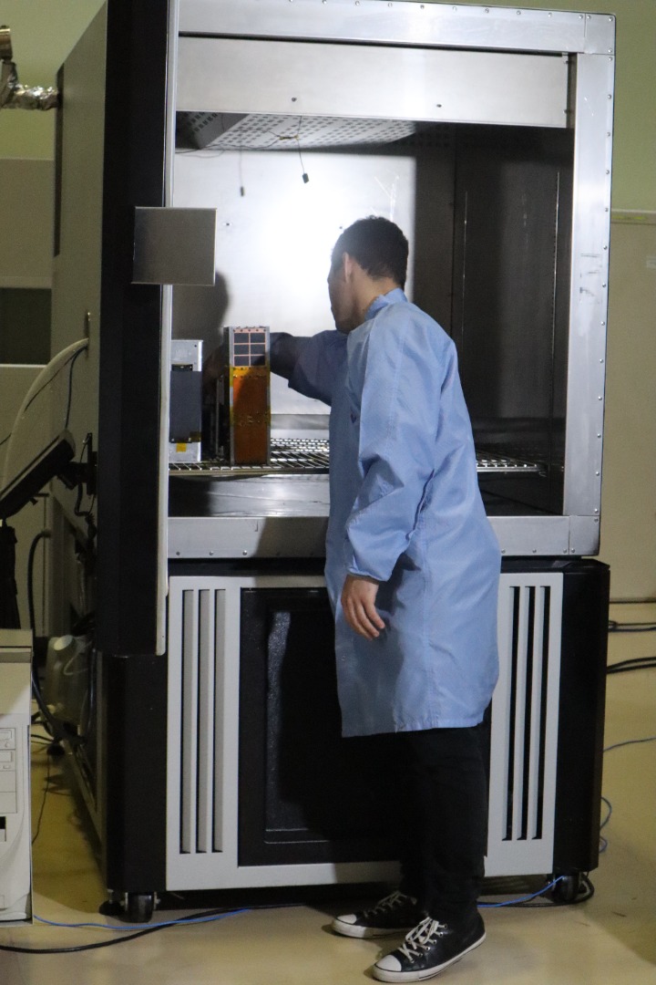 CubeSat em câmara de testes do LIT. Fotos - SECOM.JPG