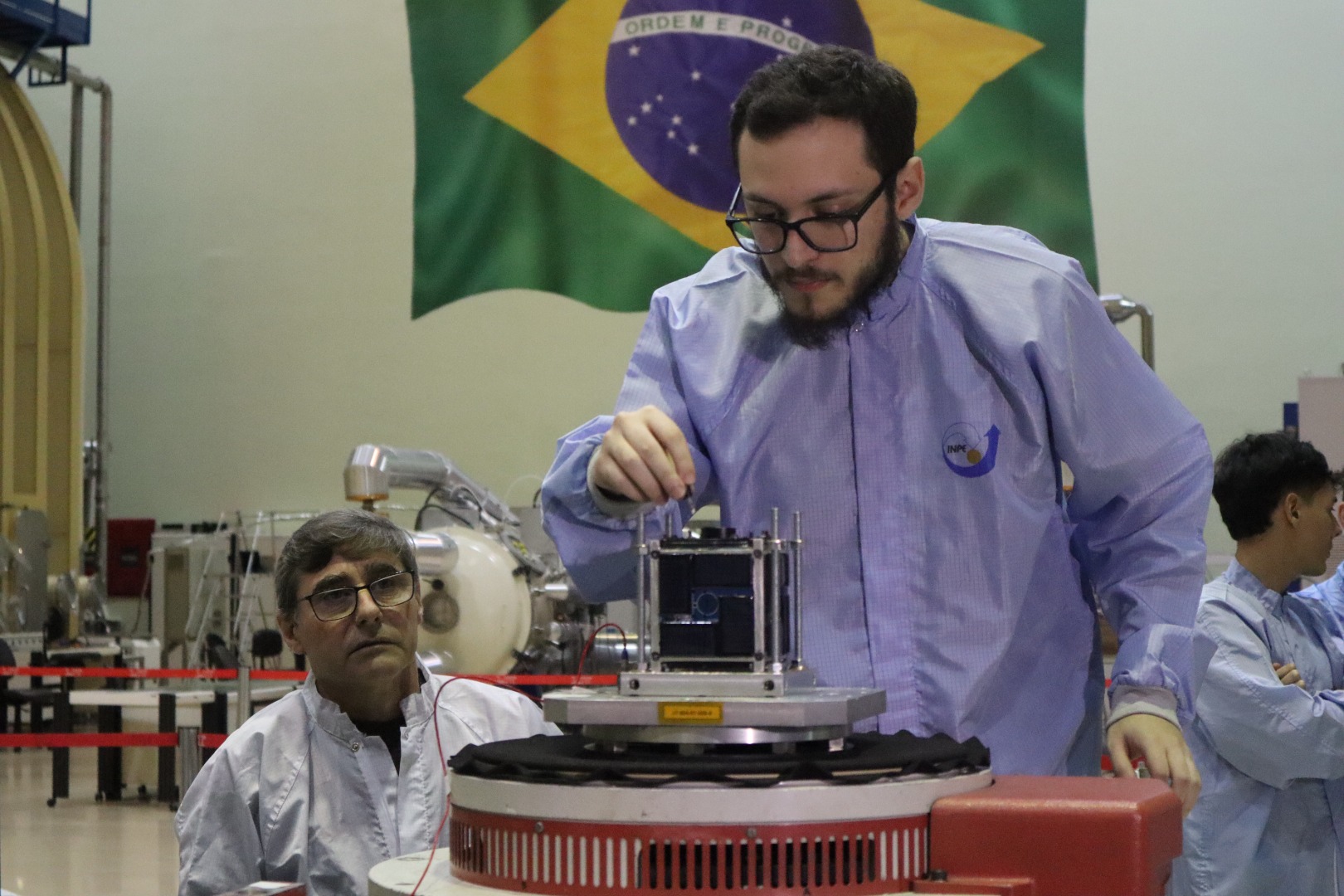 CubeSat em preparação para teste de vibração no LIT 1. Fotos - SECOM.JPG