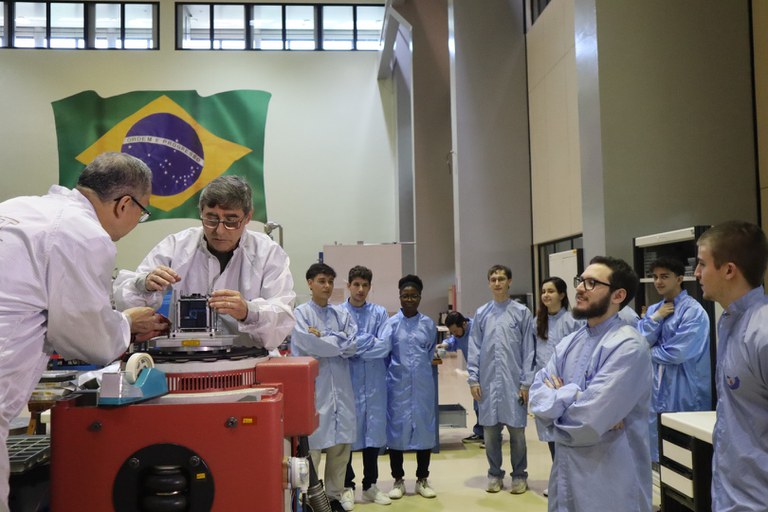 CubeSat em preparação para teste de vibração no LIT. Fotos - SECOM.JPG