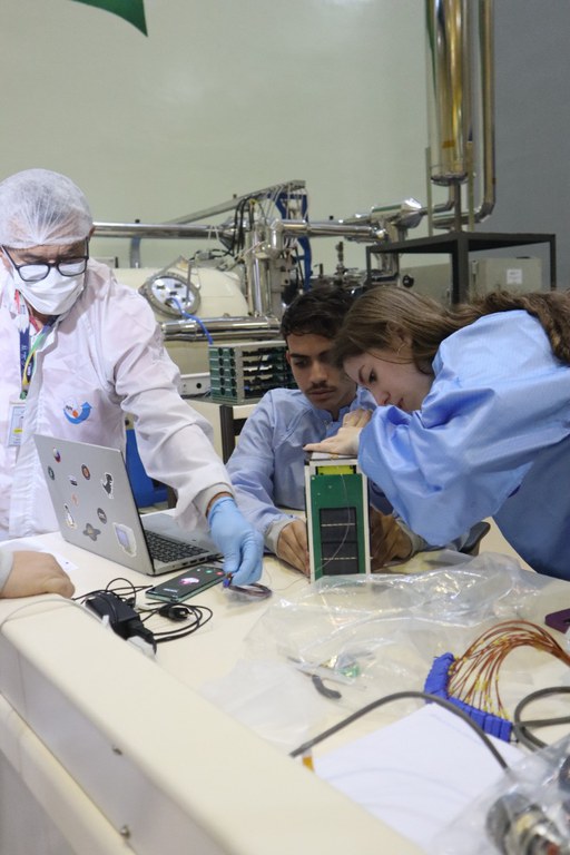 CubeSats em preparação para testes no LIT 1. Fotos - SECOM.JPG