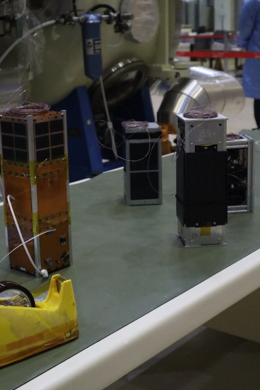 CubeSats em preparação para testes no LIT. Fotos - SECOM.JPG