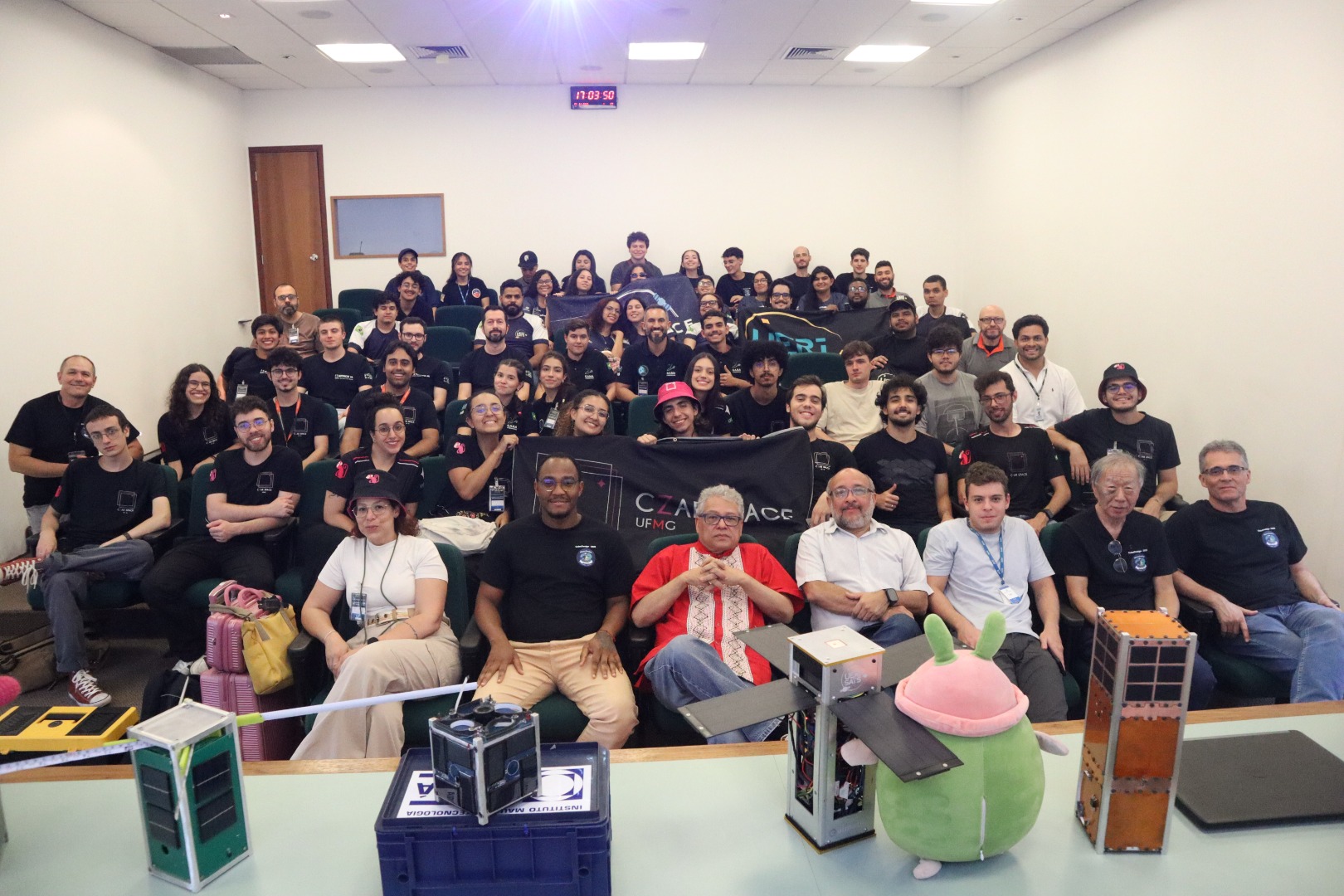 Equipes participantes, organizadores e cubesats. Fotos - SECOM.JPG