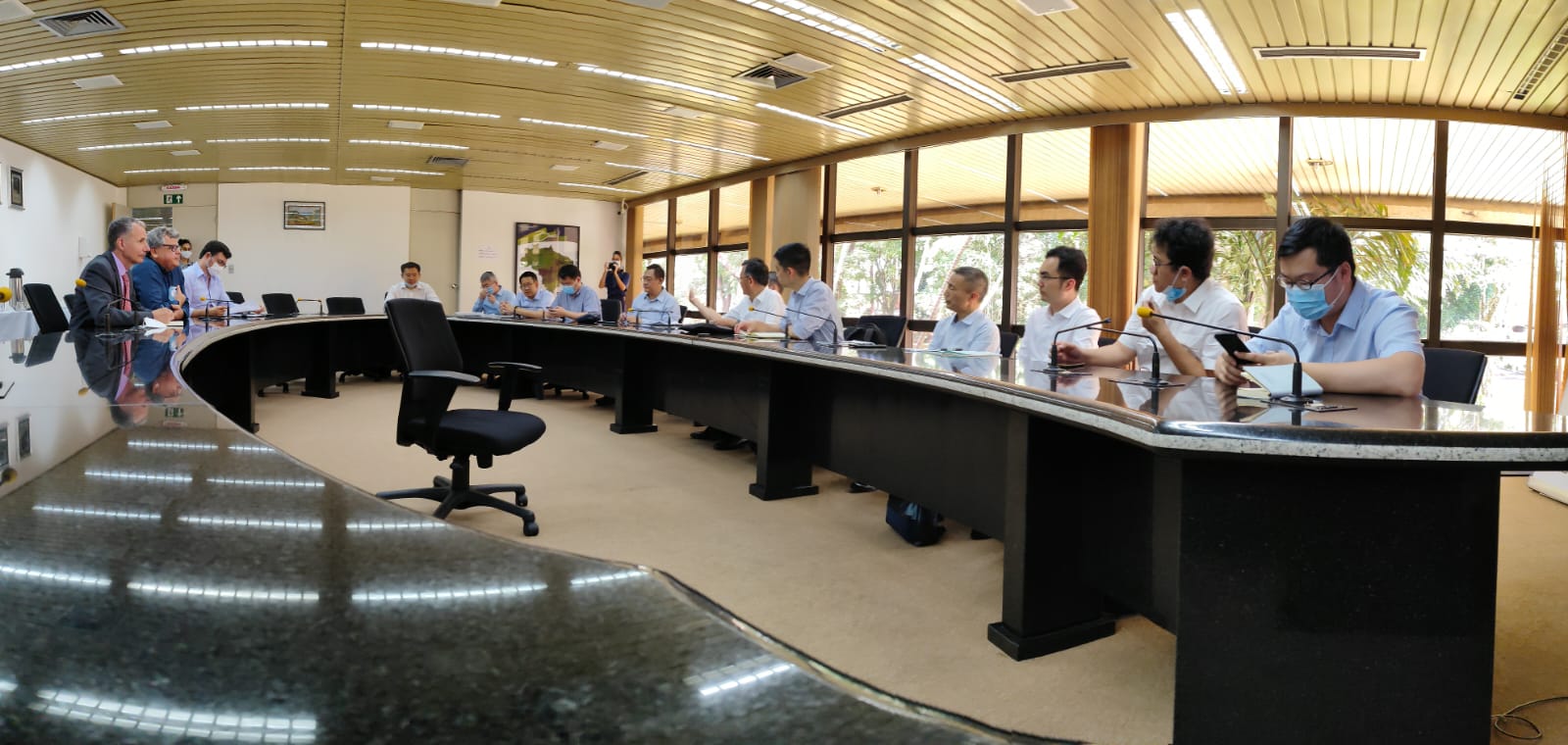 Reunião na sala da Direção.