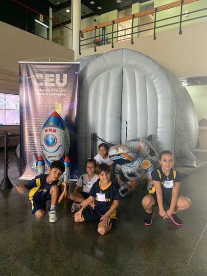 Alunos do Colégio Objetivo de Cachoeira Paulista/SP com a exposição e oficina “Meios de Transporte”, visitando o Planetário do Instituto Alpha Lumen.