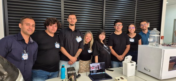 Alunos e professora da FATEC de Cruzeiro divulgando seus experimentos.