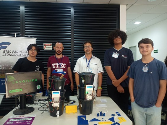 Alunos e professor da ETEC, Padre Carlos Leôncio da Silva, de Lorena, marcando presença no evento.