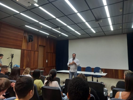 Coordenador da Coordenação-Geral de Ciências da Terra (CGCT), Gilvan Sampaio, fazendo a abertura do evento.