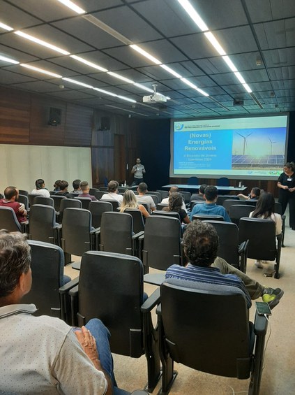 Pesquisador do INPE, André Rodrigues Gonçalves, palestrando sobre Energia Renovável.