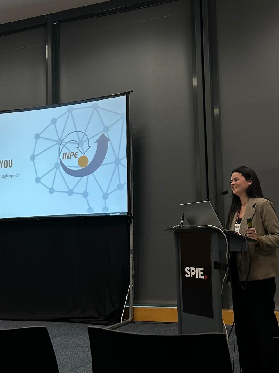 Brenda apresenta seu estudo em Madri