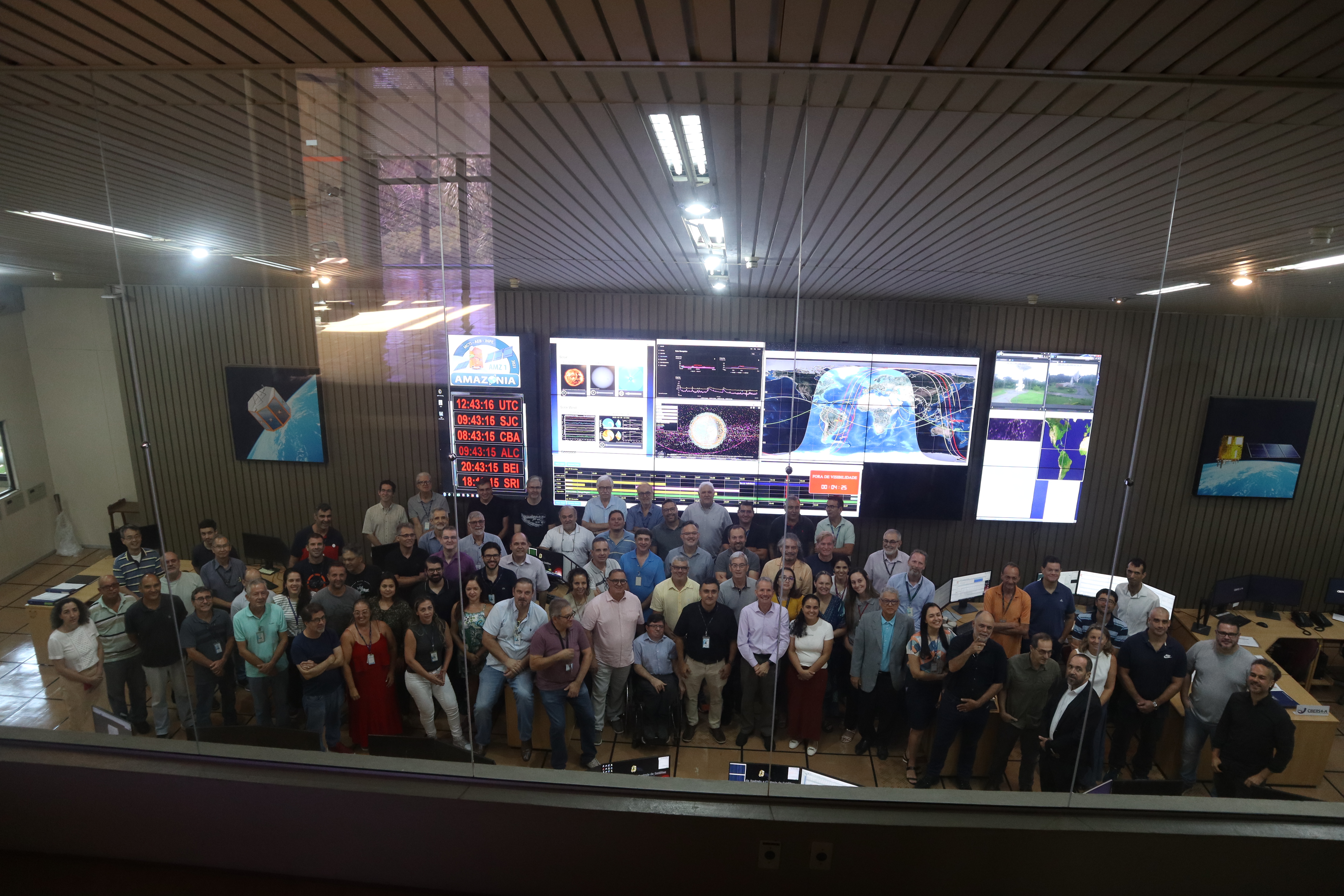 Equipe reunida no Centro de Controle de Satélites do INPE