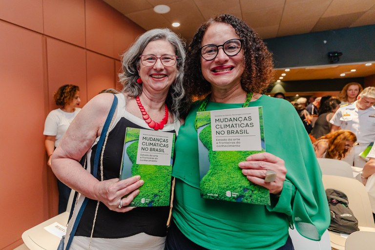Luciana Gatti com minista na casa da ciência Foto_Luara Baggi ASCOM-MCTI.jpg