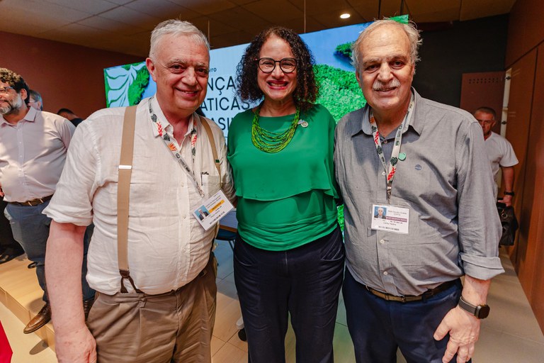 Paulo Nobre e carlos Nobre com a Ministra na Casa da Ciência.jpg