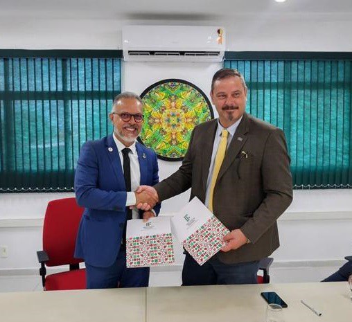 José Arnóbio de Araújo Filho e Clezio Marcos de Nardin, após a assinatura do Protocolo de Intenções.