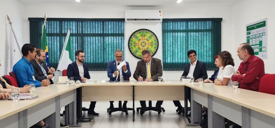 Mesa com representantes das instituições INPE e IFRN, durante a Assinatura do Protocolo de Intenções.