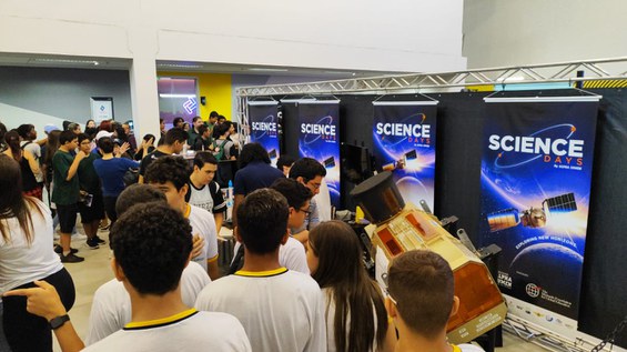 Equipe atendendo a visitantes.