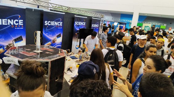 Equipe atendendo a visitantes.