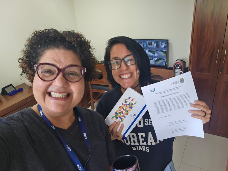 4-Alessandra Comes, da Coordenação Espacial da Amazônia - INPE-Belém, recebendo a nova ACT Pocas de Medeiros Pires.jpeg