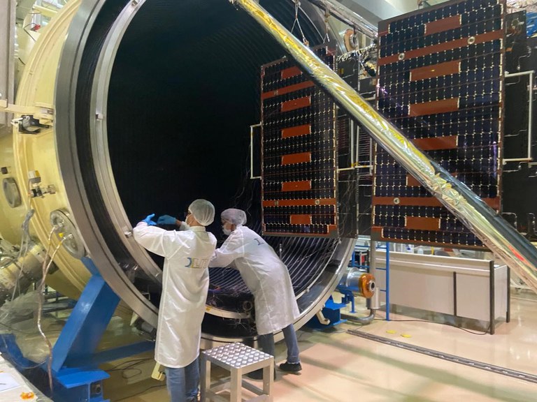 Teste de termo vácuo do painel solar do AMZ-1B.jpeg