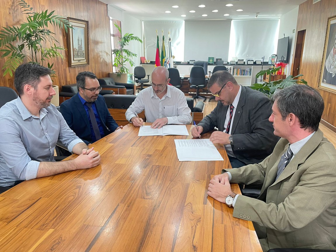 O Diretor do INPE assina Protocolo de Intenções com a UFSM