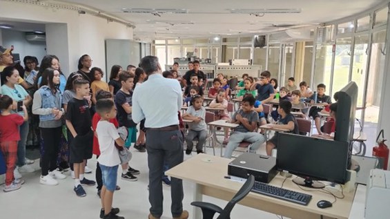 As crianças conheceram o Laboratório de Micro-ondas do Rádio Observatório.