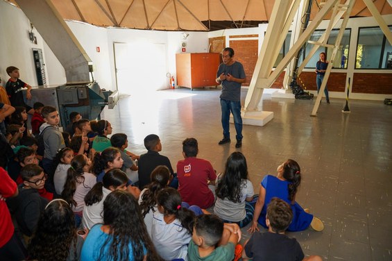 Rubens Hadano explica como é possível conhecer um pouco do Universo através das ondas de rádio.