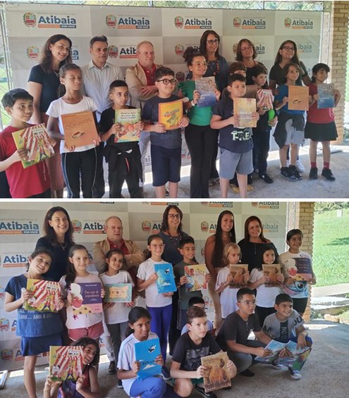 Alguns alunos recebendo um livro como prêmio por seus desempenhos alcançados nas Olimpíadas Brasileiras de Matemática das Escolas Públicas em 2023.