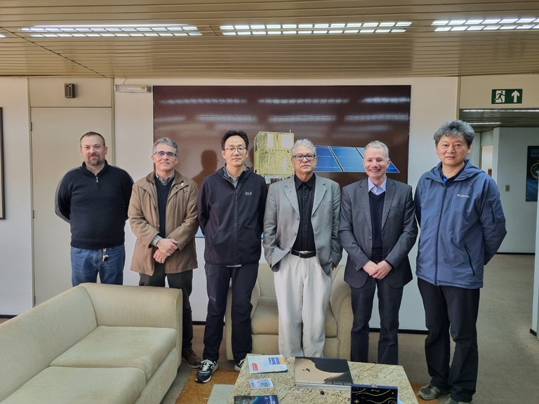 Diretor do INPE, Antonio Miguel, com os responsáveis pela equipe chinesa da CAST