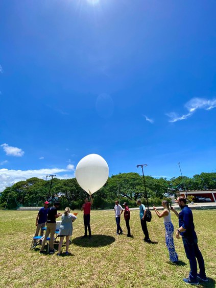 Preparação para lançamento da sonda de ozônio. (Fonte: INPE/COENE).