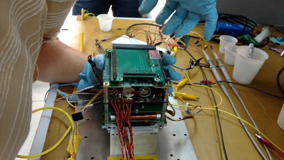 (1) Sonda de Langmuir sendo integrada à plataforma de serviço do NanosatC-Br2.jpg