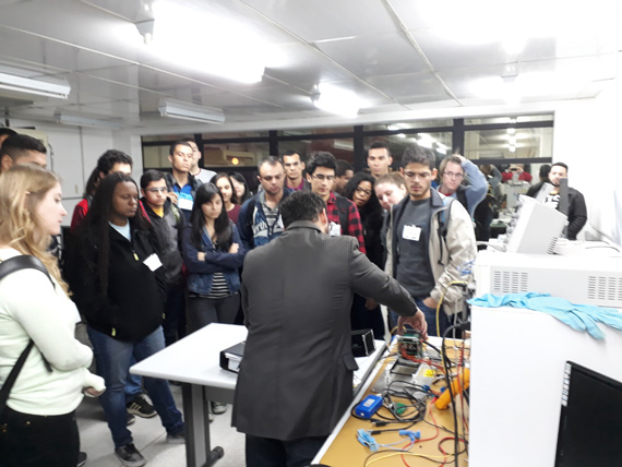 Alunos do Curso de Inverno do INPE visitando o NanosatC-Br2 no laboratório