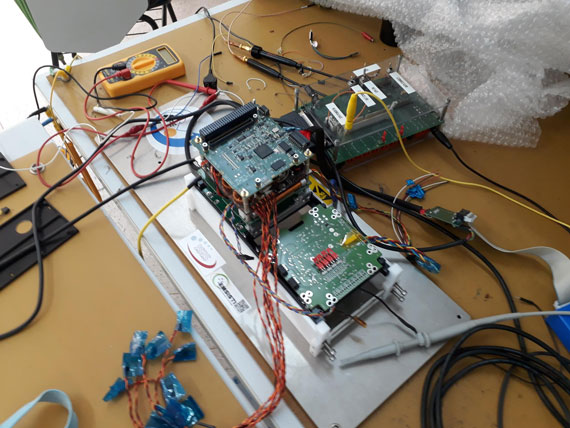 Testes de comunicação da eletrônica da Sonda de Langmuir com a plataforma