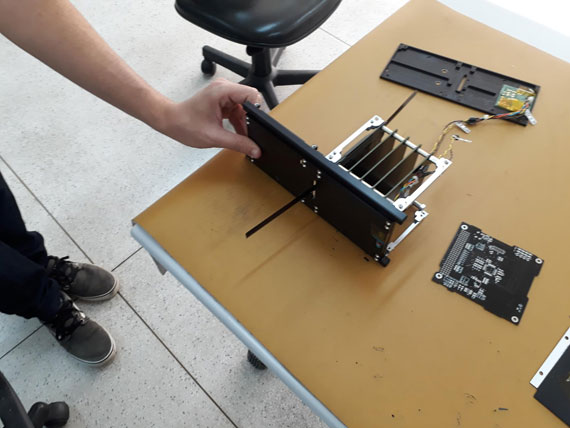 Integração mecânica dos sensores antenas da sonda de Langmuir com os painéis solares