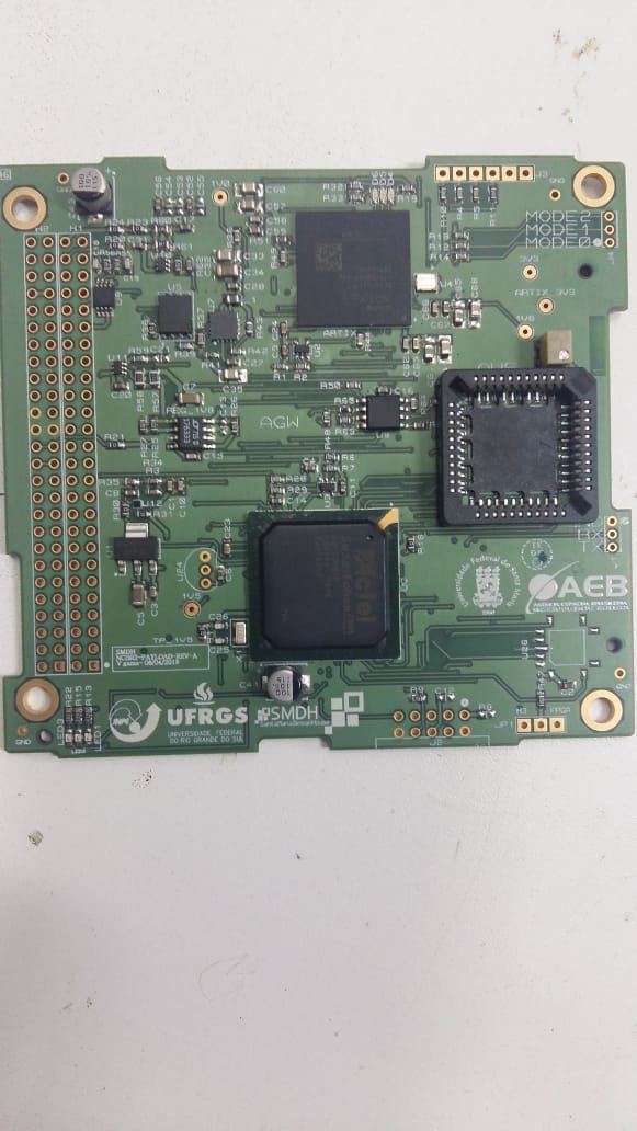 (8) ﻿Placa de experimentos da SMDH com FPGA, magnetômetros e circuito integrado com proteção à radiação.jpg