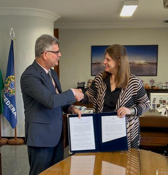 Júlio César Moreira e Ilana Trombka na assinatura da adesão do INPI à Rede Equidade