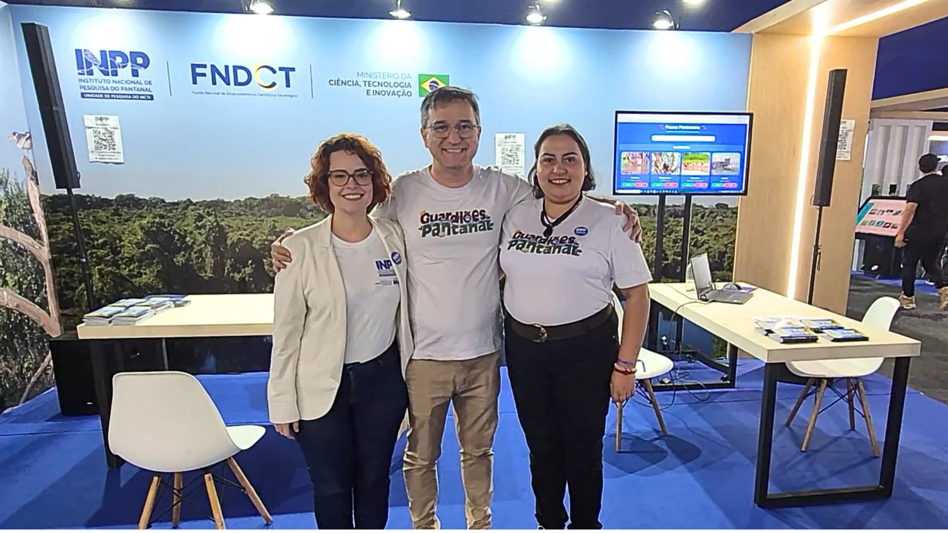 INPP presente na SPBC. Da esquerda para a direita: Júlia Silveira (Analista em Ciência e Tecnologia), Jackson Resende (Coordenador de Pesquisa) e Flávia Gonçalves (Tecnologista - Analista de Banco de Dados) - ASCOM/INPP