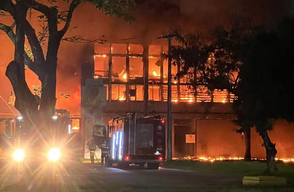Incêndio em prédio da UFPE — Foto: Reprodução/WhatsApO Instituto Nacional de Pesquisa do Pantanal (INPP/MCTI) manifesta sua solidariedade à comunidade acadêmica da Universidade Federal de Pernambuco (UFPE), que, no dia 07 de outubro, sofreu perdas significativas em decorrência de um incêndio no Campus Recife, com prejuízos estimados em R$ 100 milhões.Este é o terceiro incêndio registrado na UFPE em uma semana. Os outros casos ocorreram em laboratórios de física, em 30 de setembro, e biociências, no dia 04 de outubro.  O incêndio atingiu laboratórios das áreas de Farmácia, Informática e Genética, comprometendo instalações, equipamentos e materiais utilizados em atividades de pesquisa. Para além dos danos materiais, o episódio representa um prejuízo à produção científica, já que parte dos estudos desenvolvidos nesses espaços envolve anos de trabalho, coleta de dados e dedicação de pesquisadores, docentes e estudantes. O INPP também manifesta preocupação com os ataques e ameaças de grupos extremistas dirigidos à universidade, reafirmando a importância do respeito às instituições públicas de ensino e pesquisa, à liberdade acadêmica e à integridade de suas comunidades. Como instituição dedicada à produção e à difusão do conhecimento científico, o INPP reconhece o papel fundamental das universidades públicas para o desenvolvimento científico, tecnológico e social do Brasil. Sua preservação e seu fortalecimento constituem compromissos essenciais para o avanço da ciência e para o futuro do país. Neste momento, o Instituto expressa seu apoio à UFPE e manifesta o desejo de que as atividades de ensino e pesquisa afetadas possam ser restabelecidas integralmente o mais breve possível.