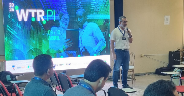 Prof. Dr. Jean Caminha ministrando a palestra "Assistentes Inteligentes" no WTR PoP-PI 2025