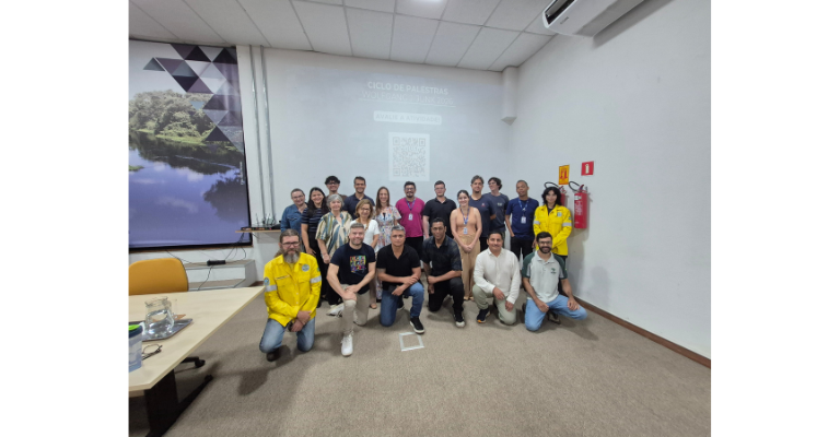 Participantes da palestra reunidos junto à palestrante